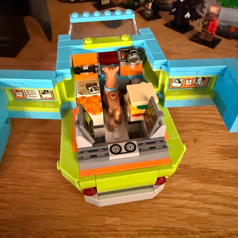 LEGO Mystery Machine Van - Bright Green and Light Blue - Picture 2 of 3